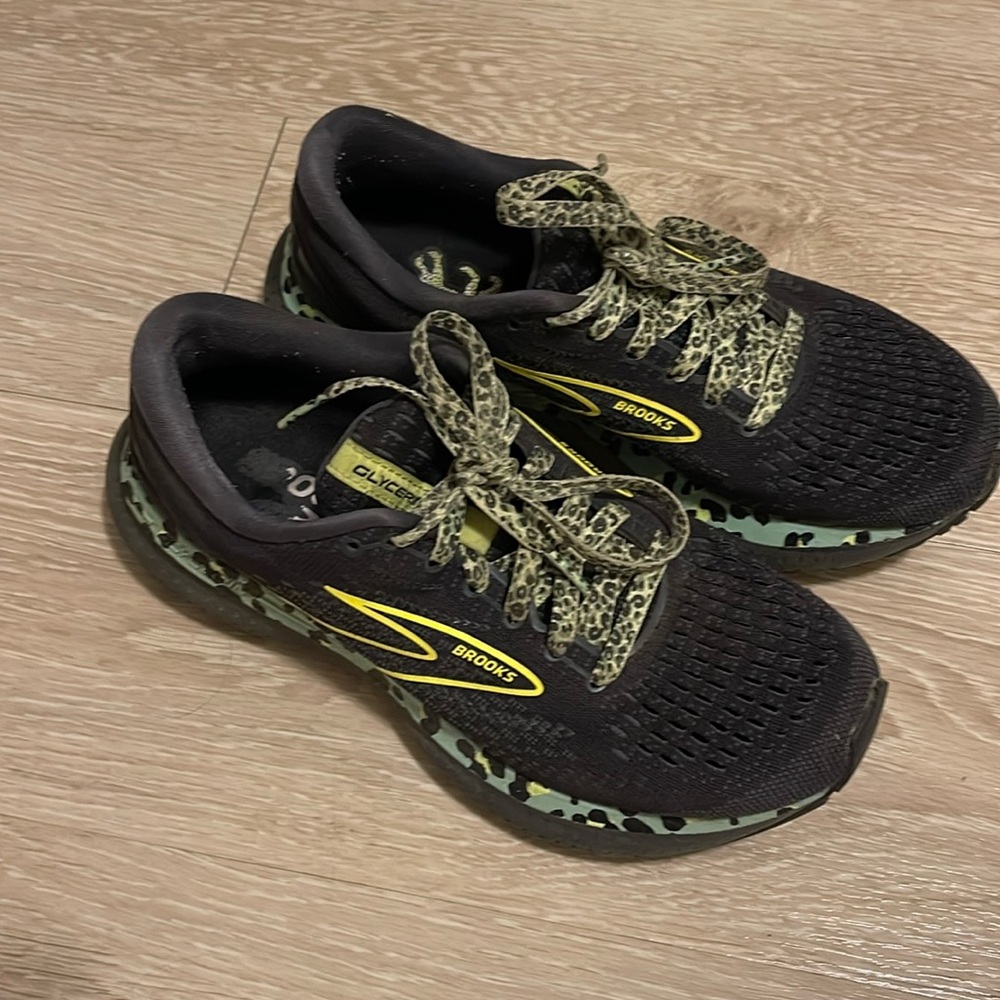 Brooks running sneakers 👟 used condition